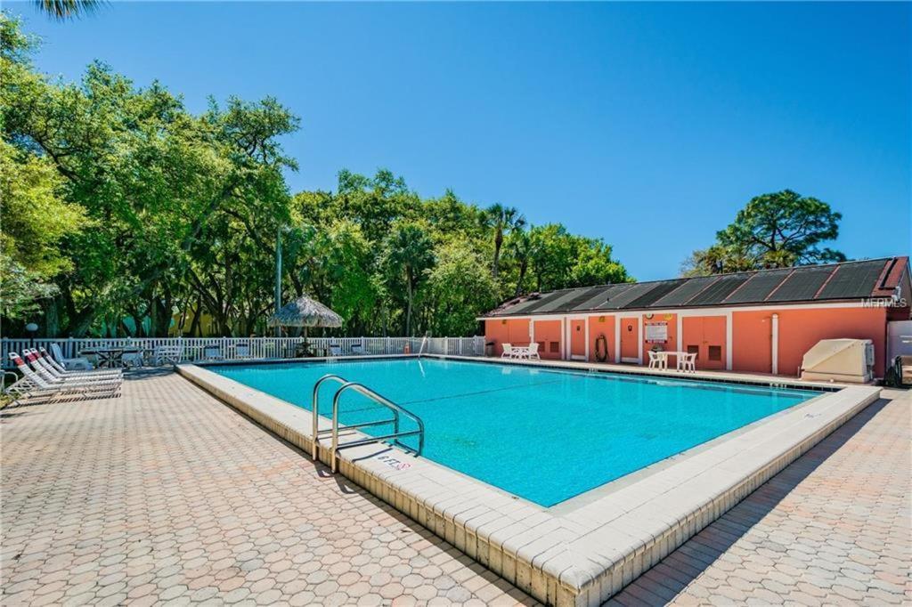 Affordable Two Bedroom Tropical Condo - Private Beach, Pools, Hot Tub St. Petersburg Exterior photo