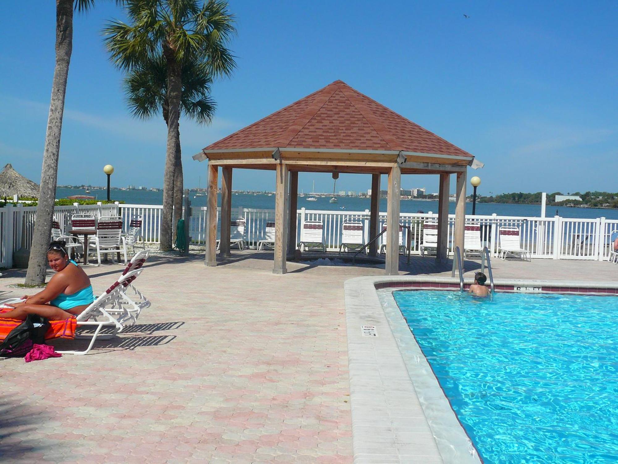 Affordable Two Bedroom Tropical Condo - Private Beach, Pools, Hot Tub St. Petersburg Exterior photo